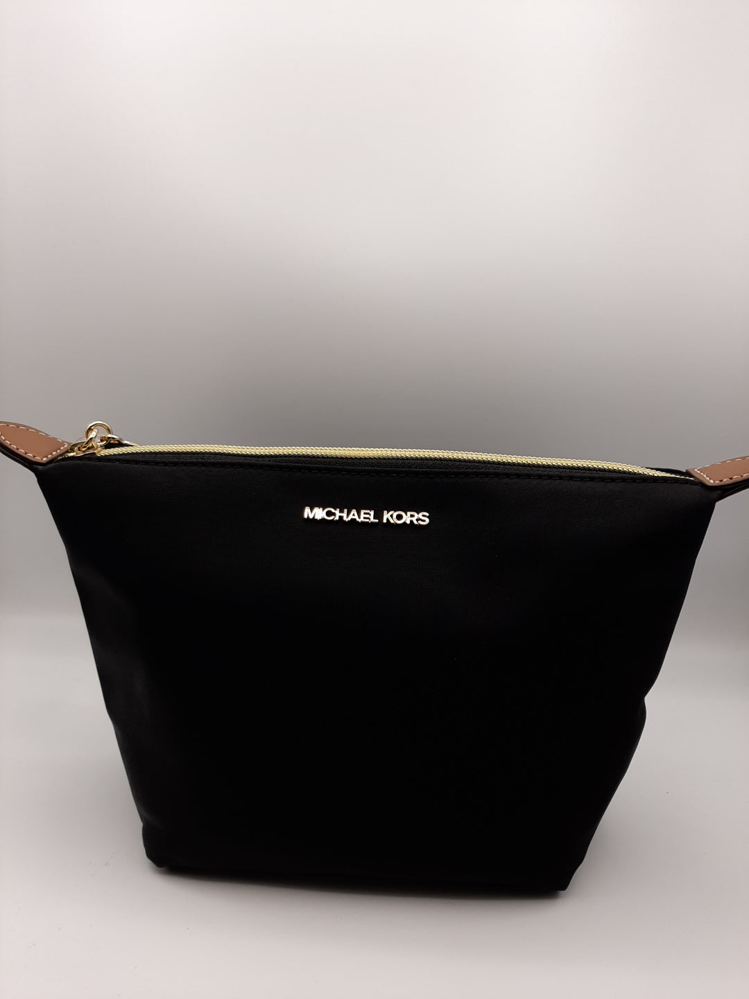 Michael kors medium pouch best sale