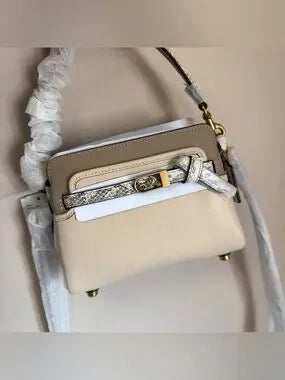 Coach C5371 Tate 18 crossbody bag detail