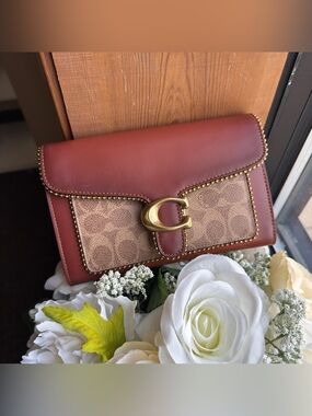 Coach 6909 burgundy and tan colorblock chain crossbody bag detail