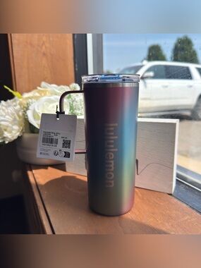 lululemon 20 oz multicolor gradient insulated mug detail