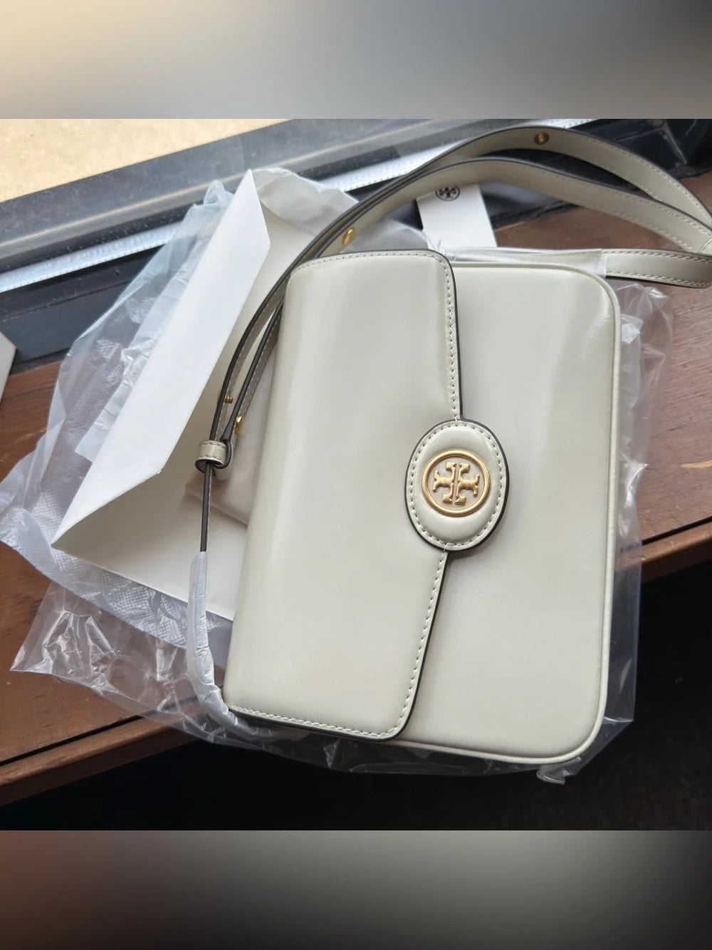 Tory Burch Robinson Spazzolato convertible shoulder bag detail