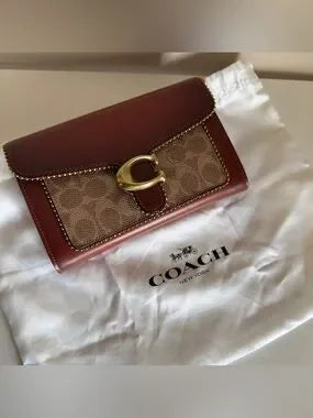 Coach 6909 burgundy and tan colorblock chain crossbody bag detail