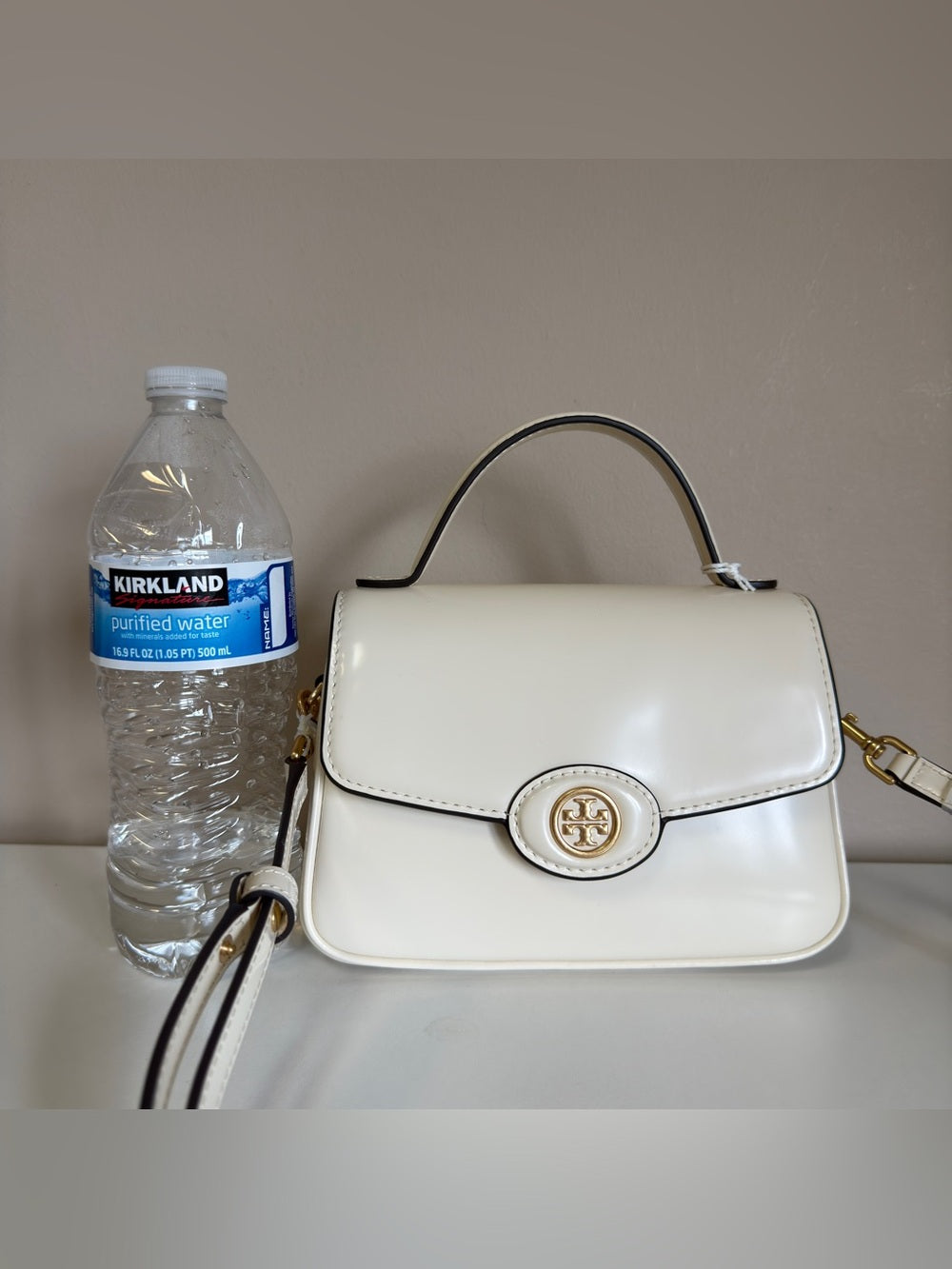 Tory Burch Robinson top handle bag detail