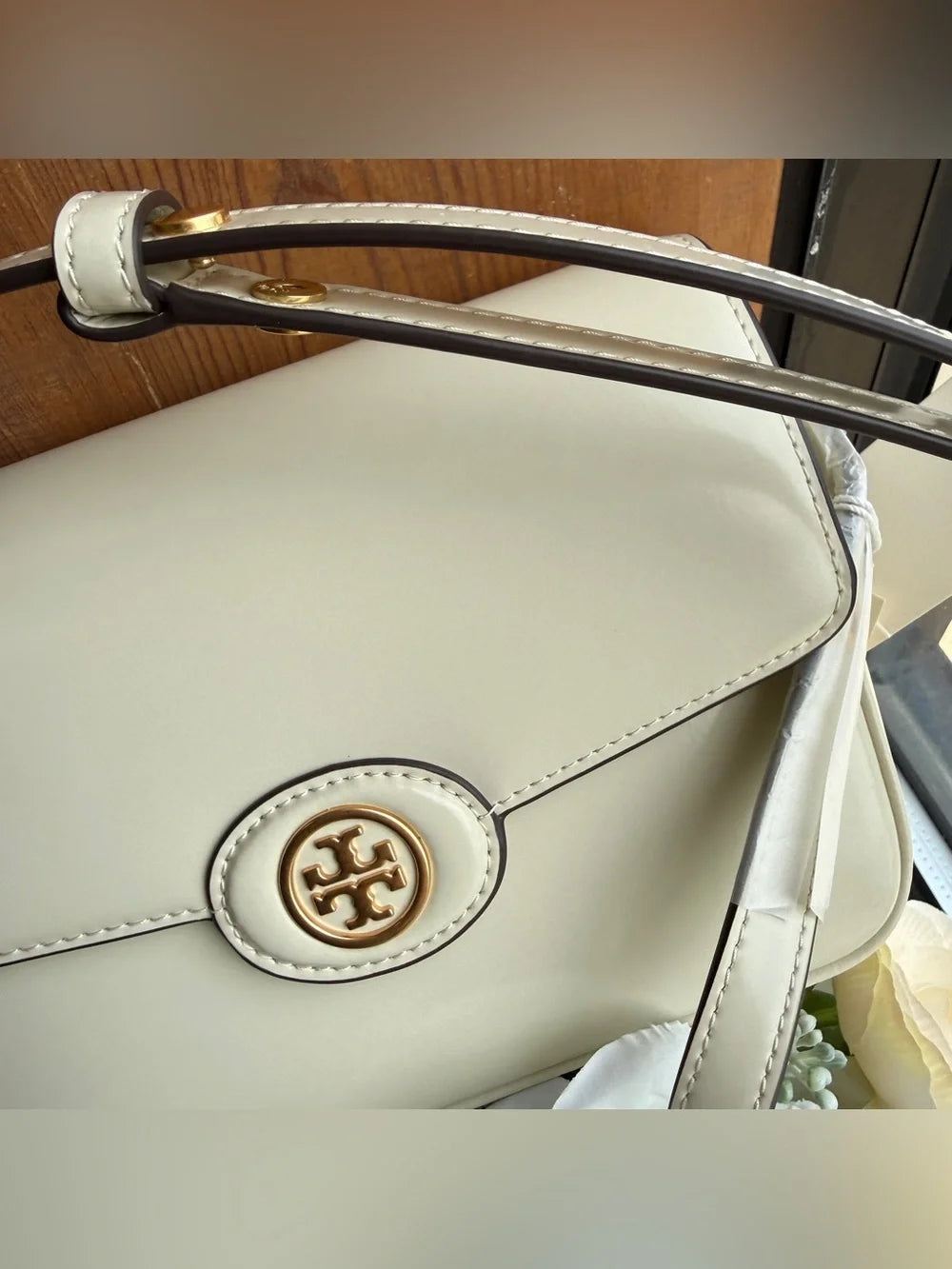 Tory Burch Robinson Spazzolato convertible shoulder bag detail