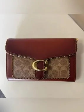 Coach 6909 burgundy and tan colorblock chain crossbody bag detail