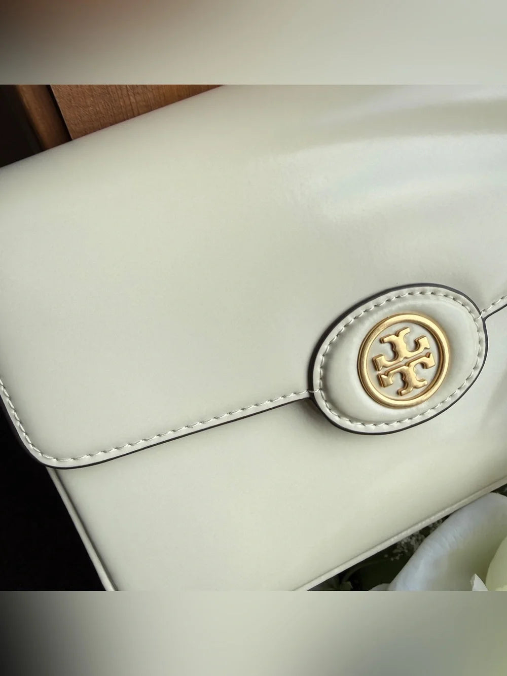 Tory Burch Robinson Spazzolato convertible shoulder bag detail
