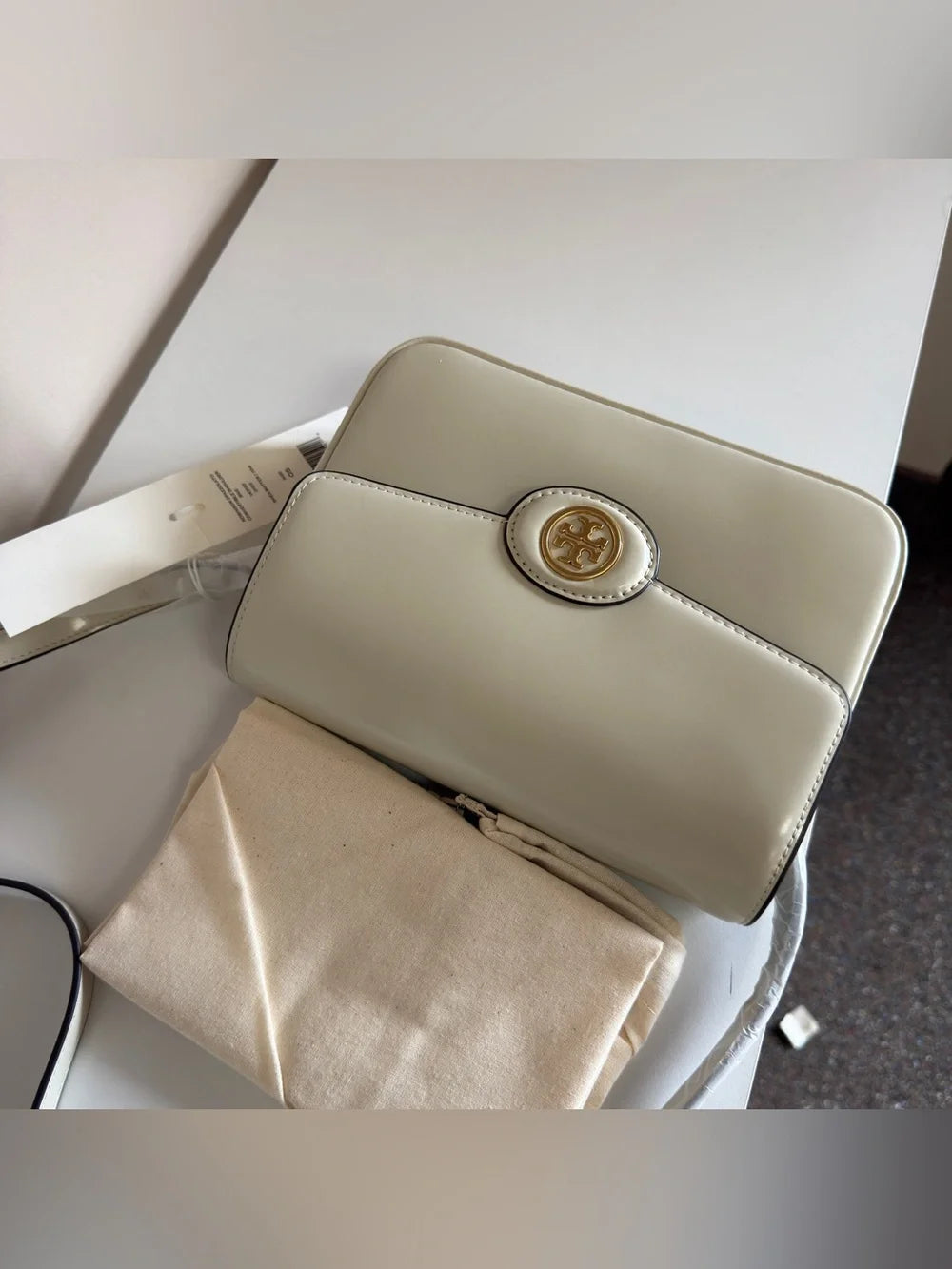 Tory Burch Robinson Spazzolato convertible shoulder bag detail