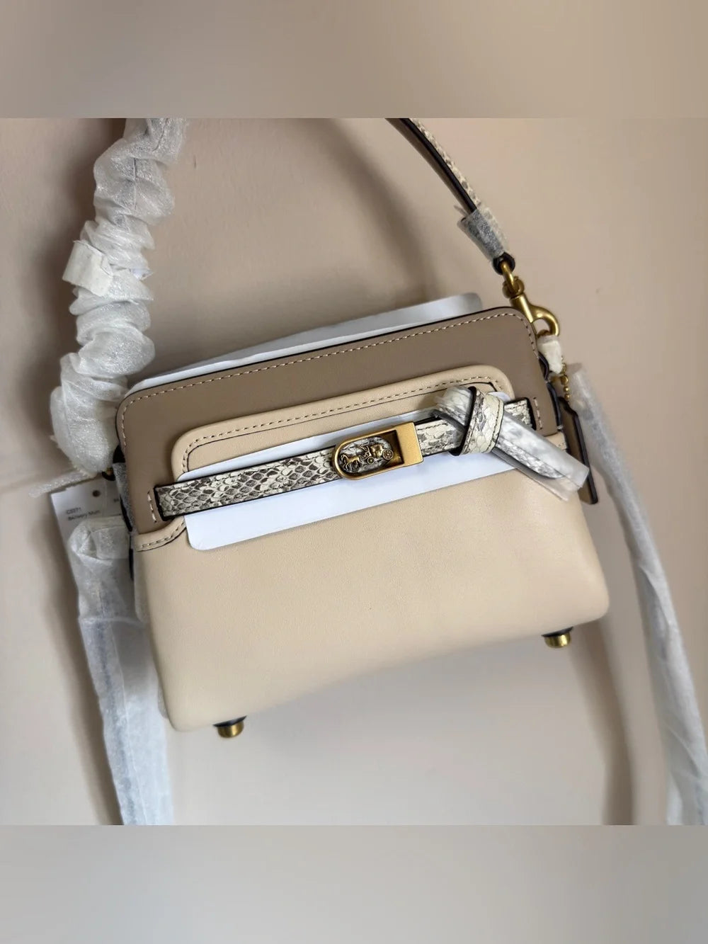 Coach C5371 Tate 18 crossbody bag detail