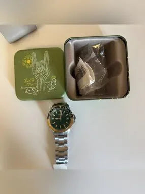 Fossil BQ2506 green dial bracelet watch detail