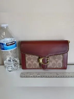 Coach 6909 burgundy and tan colorblock chain crossbody bag detail