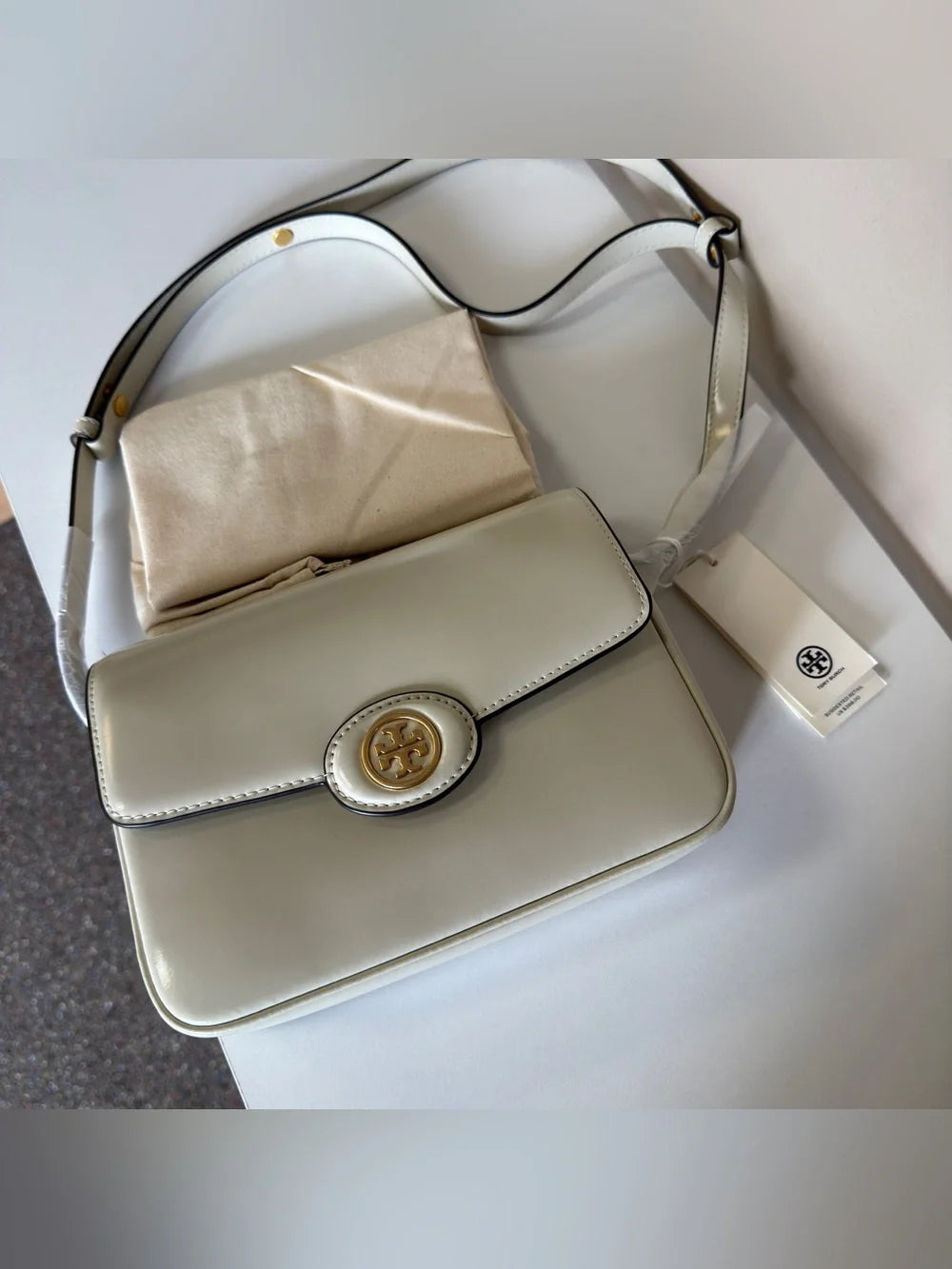 Tory Burch Robinson Spazzolato convertible shoulder bag detail