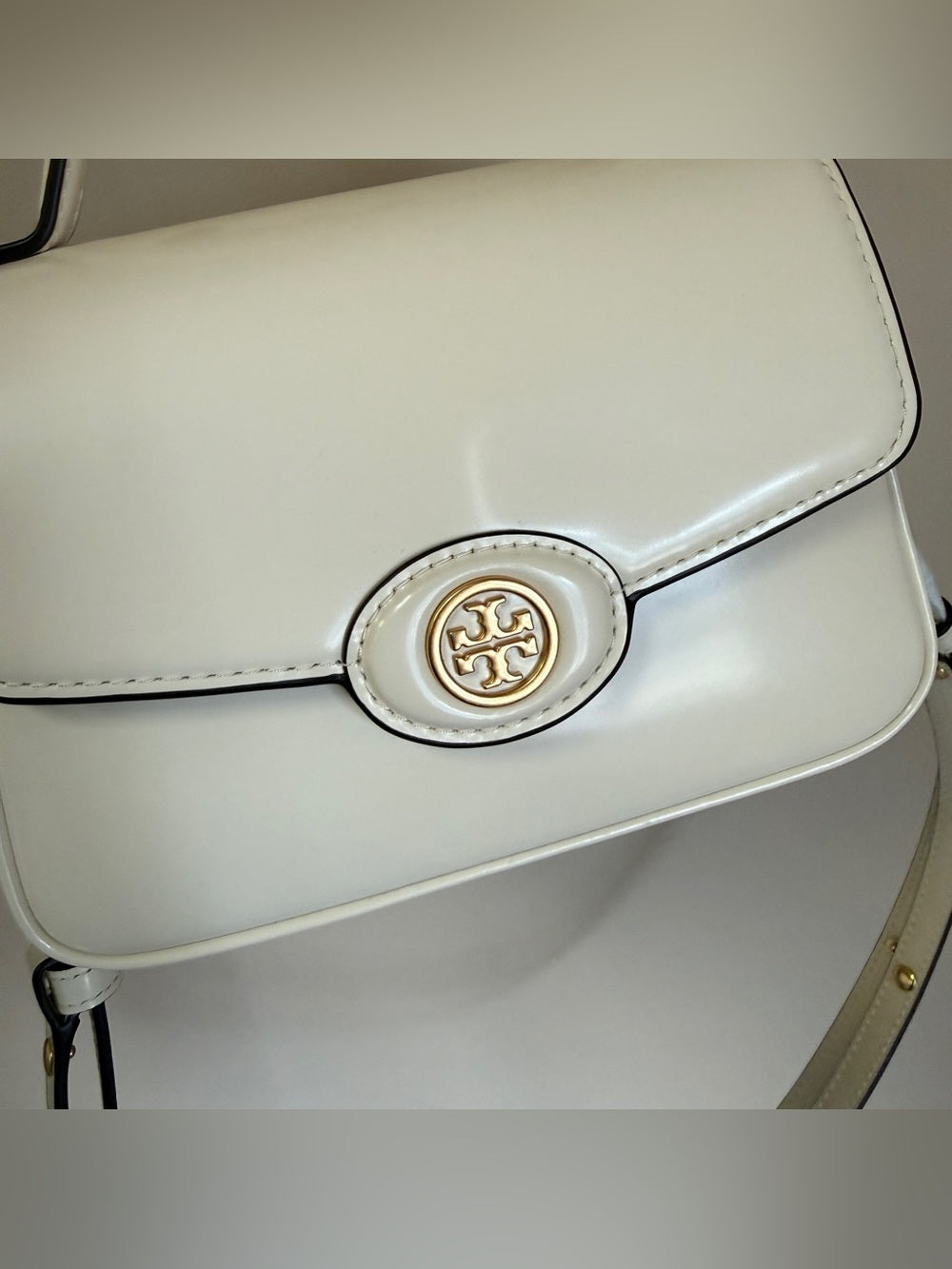 Tory Burch Robinson top handle bag detail