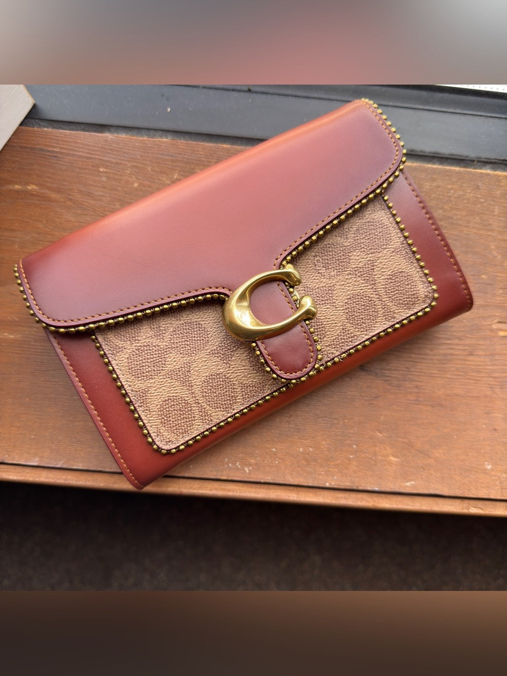 Coach 6909 burgundy and tan colorblock chain crossbody bag detail